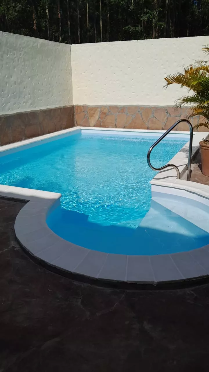 Poolsanierung, Risse im Pool, Schwimmbadfolie, Konstantin Piscinas Paraguay, Sanierung und Reparatur