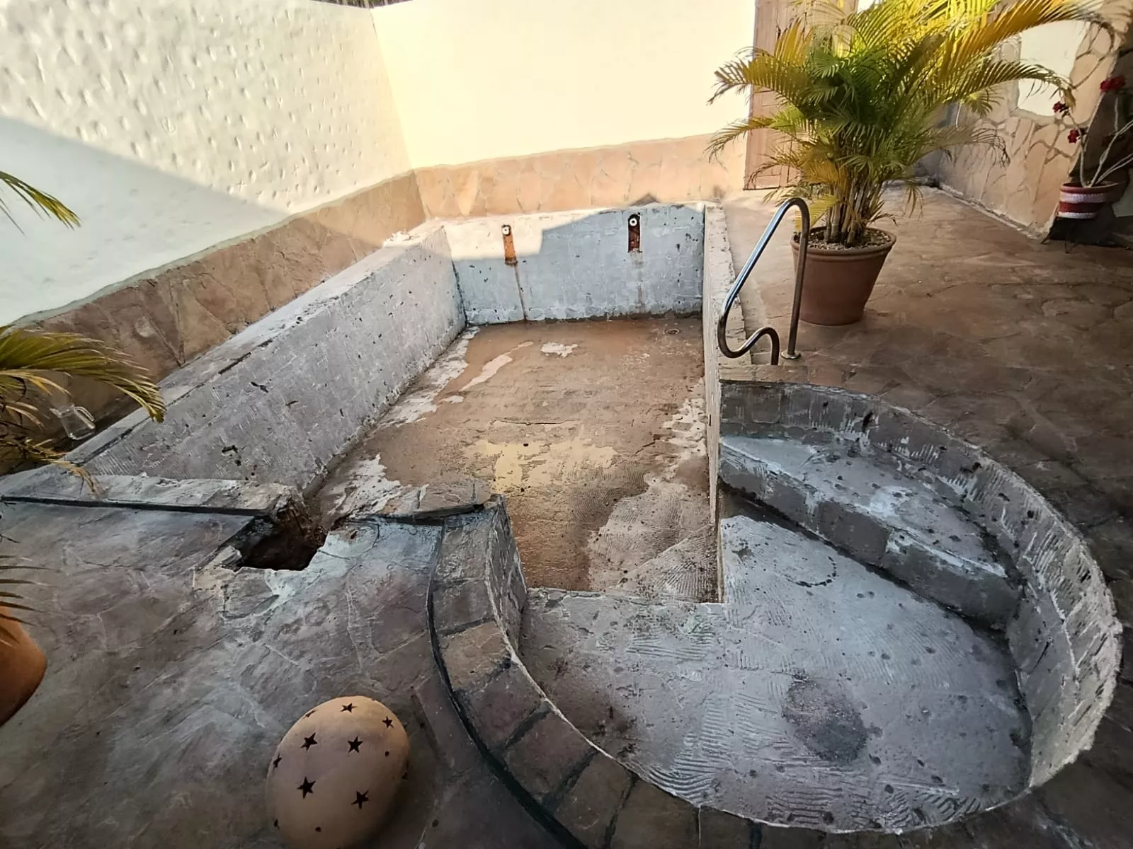 Poolsanierung, Risse im Pool, Schwimmbadfolie, Konstantin Piscinas Paraguay, Sanierung und Reparatur