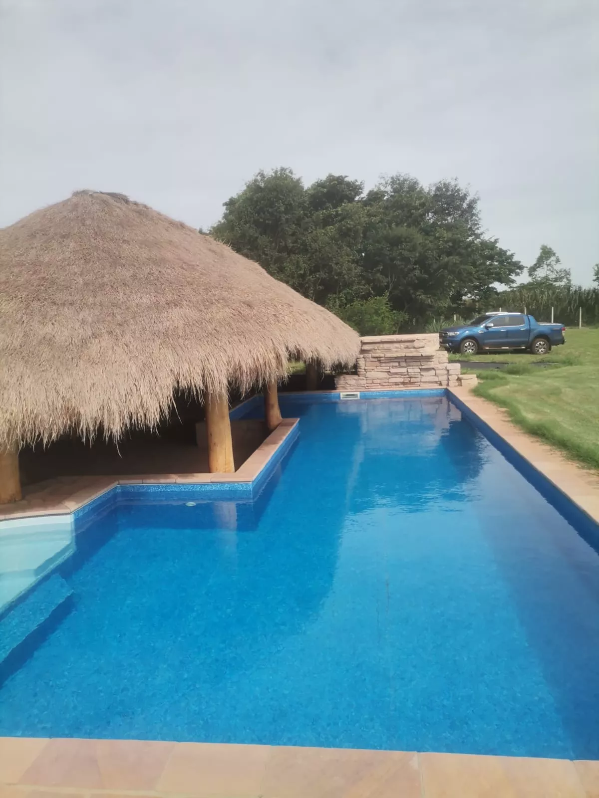 Poolsanierung, Risse im Pool, Schwimmbadfolie, Konstantin Piscinas Paraguay, Sanierung und Reparatur